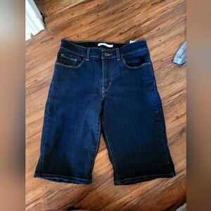 Levis Bermuda Jean Shorts. Size 27